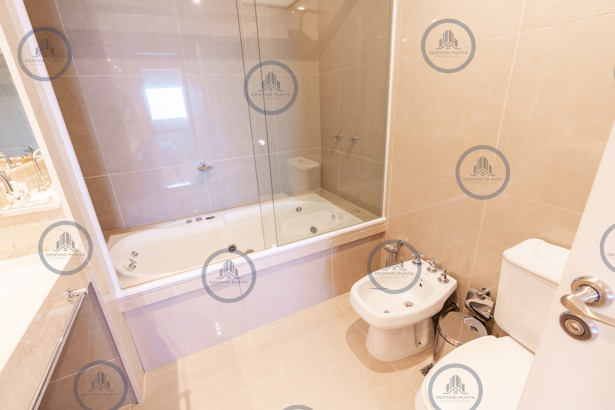 Apartamento ID.231 - Exclusivo penthouse en venta de 3 dormitorios vista al mar, piscina y parrillero de uso exclusivo sonbre Playa Mansa, Pinares