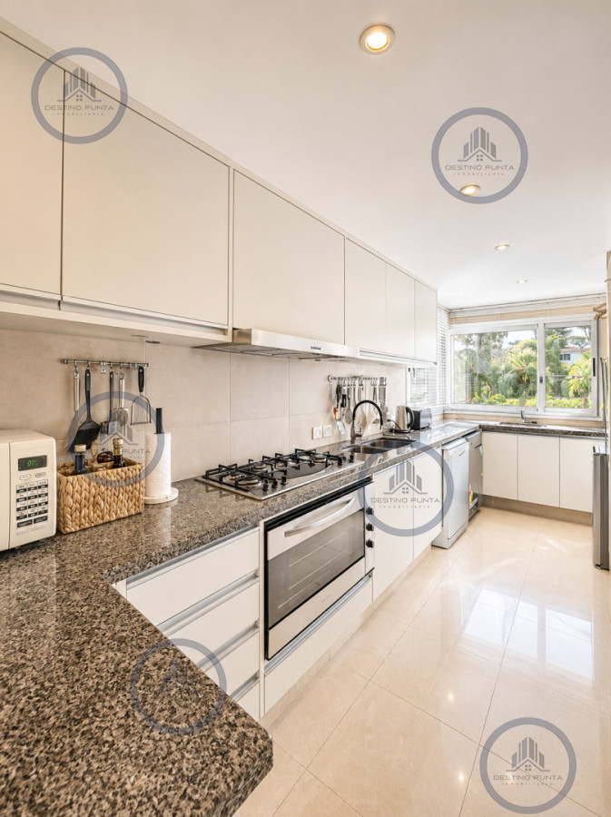 Apartamento ID.3030 - Venta de Apartamento de 3 Dormitorios sobre Primera Fila de Playa Brava, Punta del Este