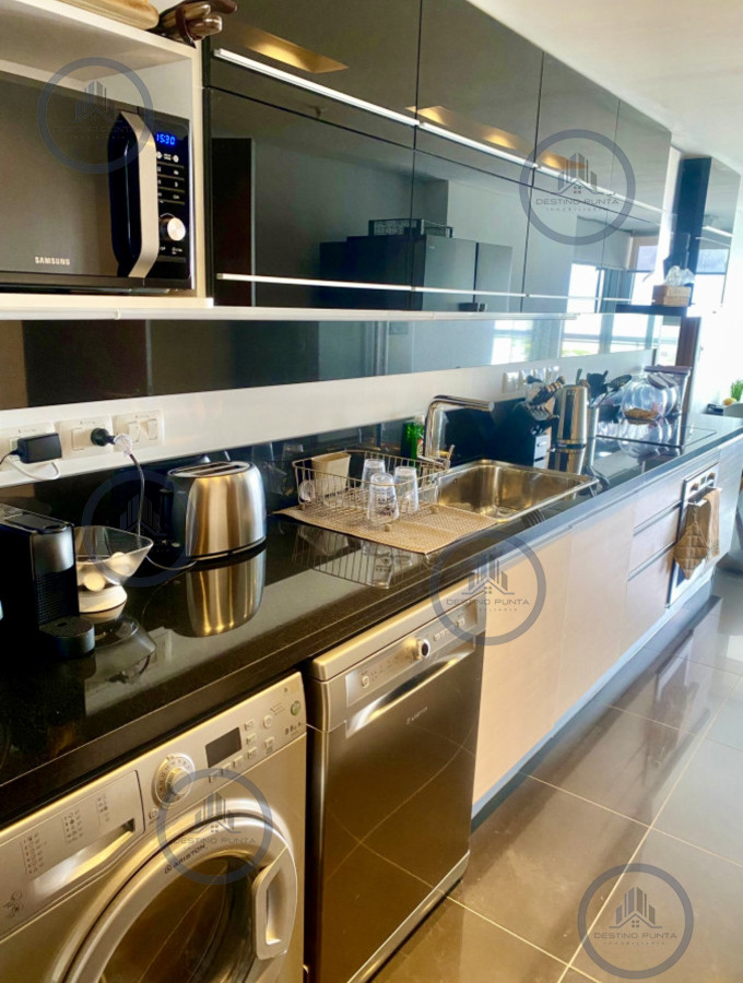 Apartamento ID.2896 - Alquiler temporal apartamento de 3 amplios dormitorios más dependencia con parrillero propio Playa Brava