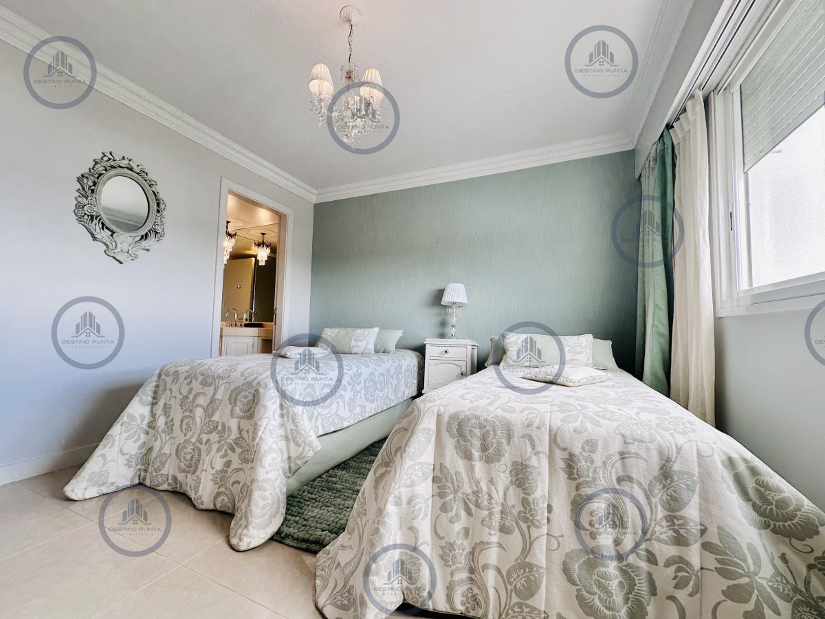 Apartamento ID.2300 - Lujoso Penthouse de 4 Dormitorios con Vista al Mar sobre Playa Mansa, Punta del Este