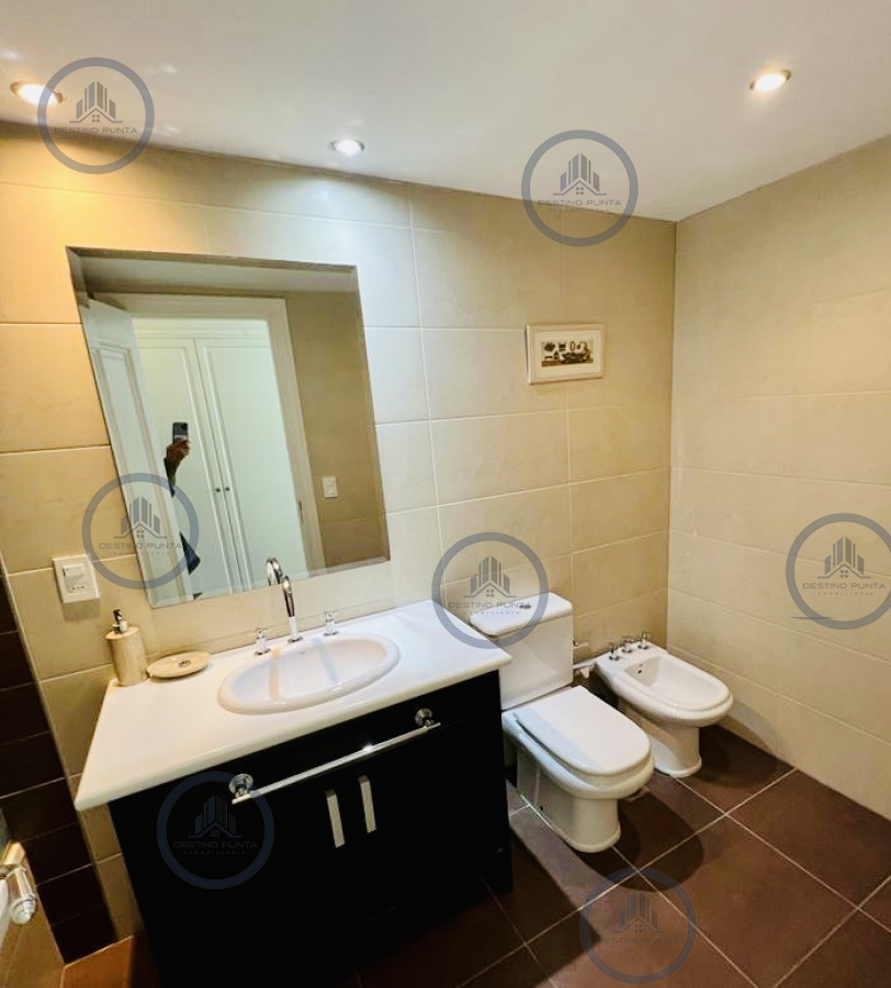 Apartamento ID.994 - Alquiler temporario de apartamento de tres dormitorios en torre de categoría sobre Playa Brava, Punta del Este