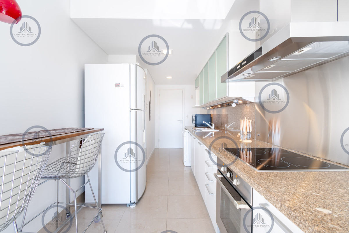 Apartamento ID.53 - Moderno Apartamento sobre playa Brava en torre Le Parc, cuenta con dos dormitorios más dependencia de servicio. Punta del Este