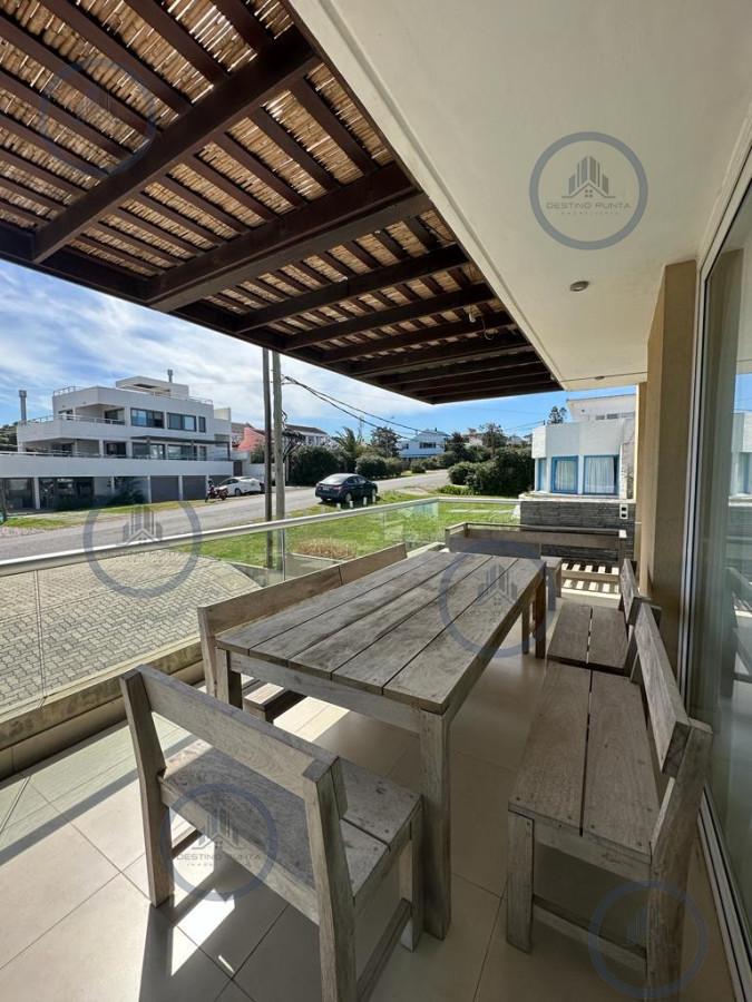Apartamento en venta de 3 dormitorios con parrillero propio a pasos de la playa en la Barra — fotografía 3