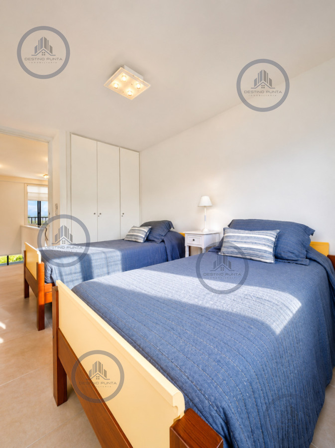 Apartamento ID.2462 - Excelente y amplio departamento duplex en venta de 3 dormitorios mas dependencia con parrillero, Punta Ballena