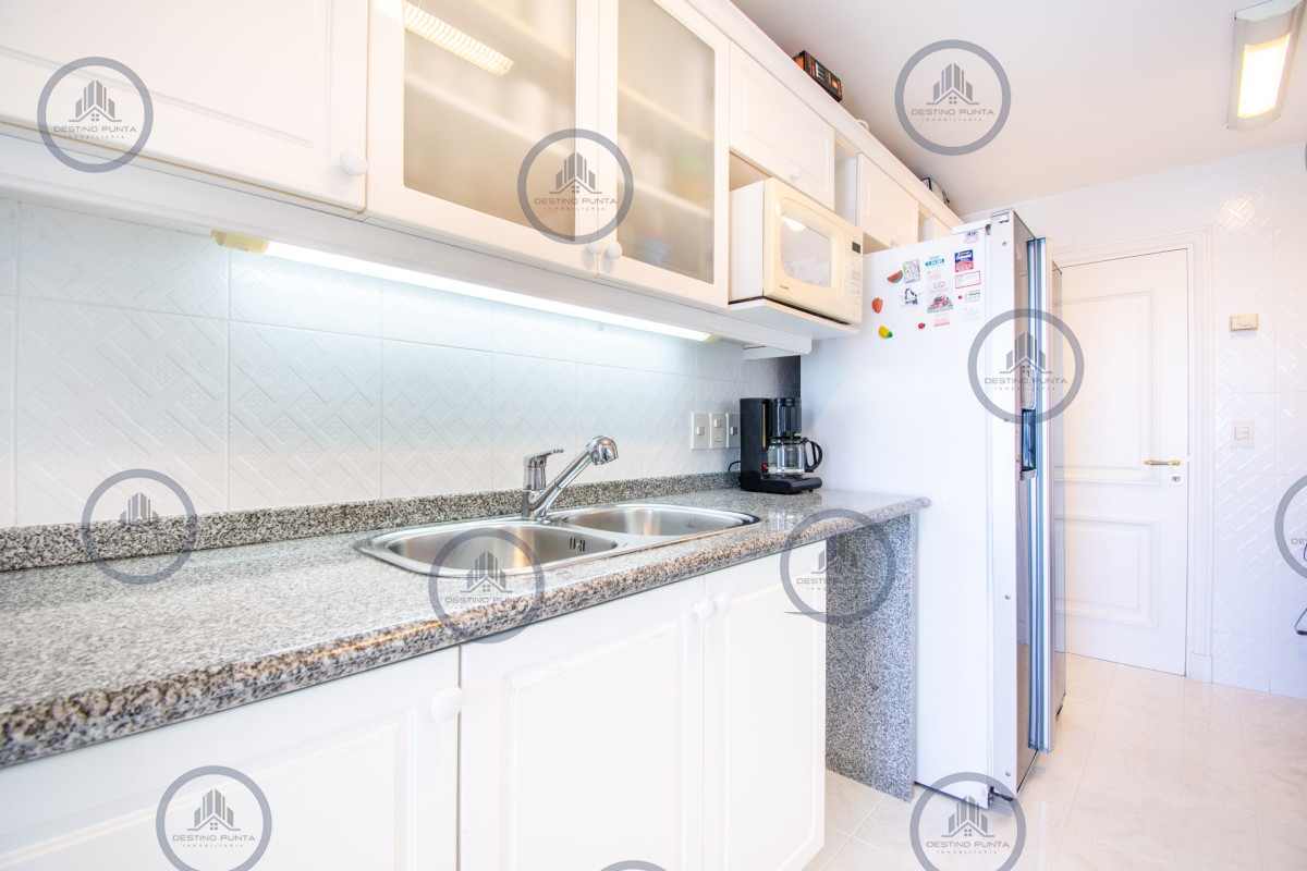 Apartamento ID.77 - Alquiler temporario y venta de espectacular departamento esquinero al frente en edificio icónico frente al Mar, Playa Mansa, Punta del Este 