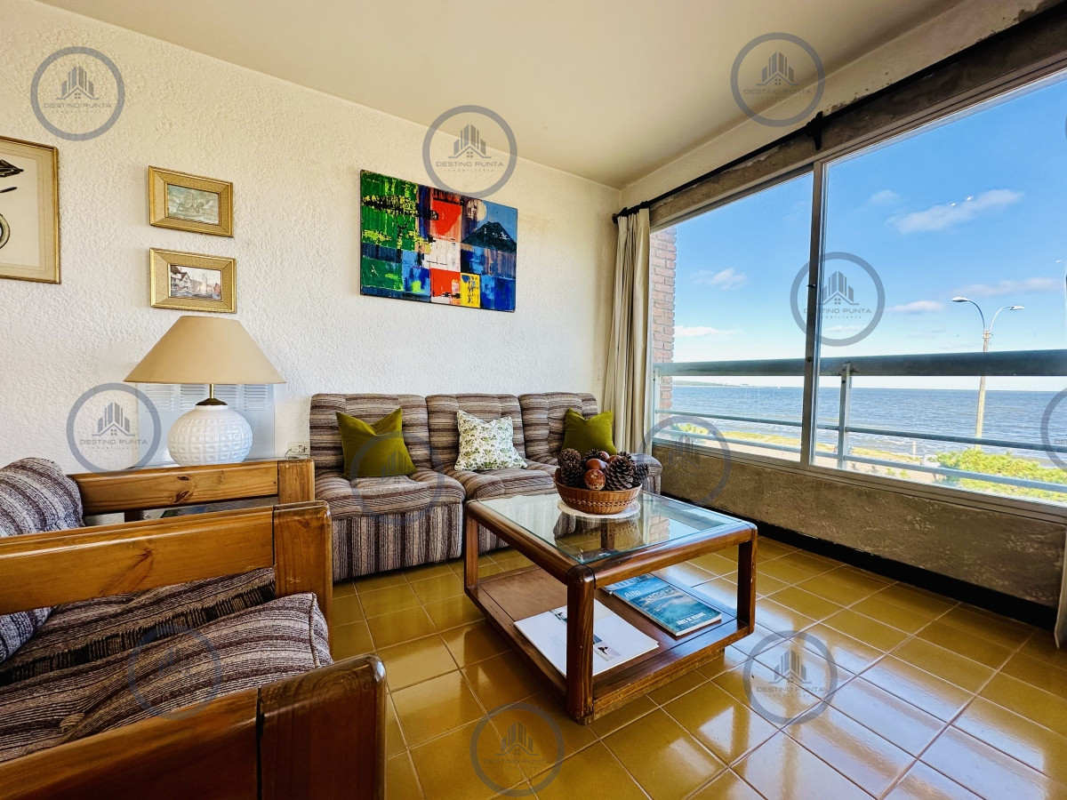 Apartamento ID.1983 - Venta de apartamento sobre primera fila de Mar en Playa Mansa. tres dormitorios