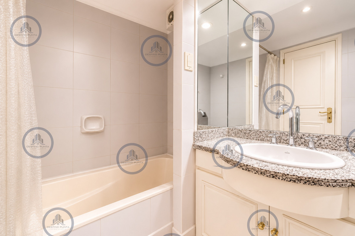 Apartamento ID.1102 - Exclusivo Apartamento Frente al Mar en Playa Brava, 3 Dormitorios y Dependencia
