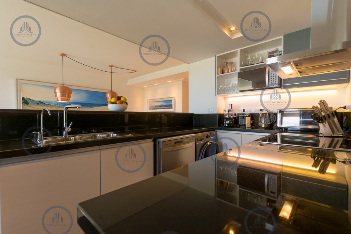 Apartamento ID.301 - Excelente Apartamento de 2 Dormitorios + Servicio en Brava con Vista al Mar