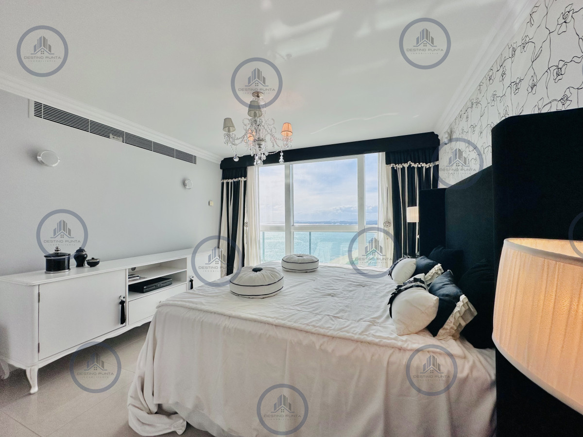 Apartamento ID.2300 - Lujoso Penthouse de 4 Dormitorios con Vista al Mar sobre Playa Mansa, Punta del Este