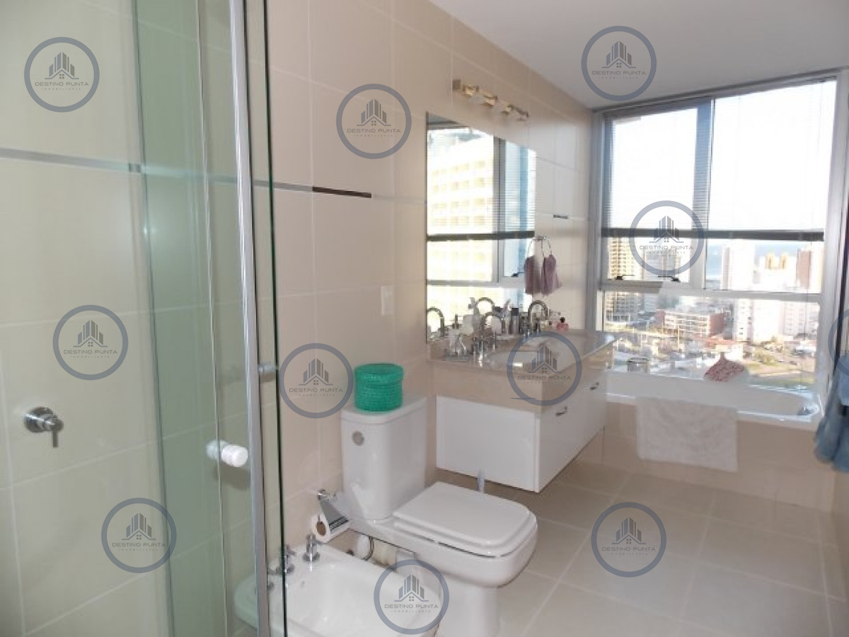 Apartamento ID.86 - Venta  de apartamento esquinero de tres dormitorios en Playa Mansa