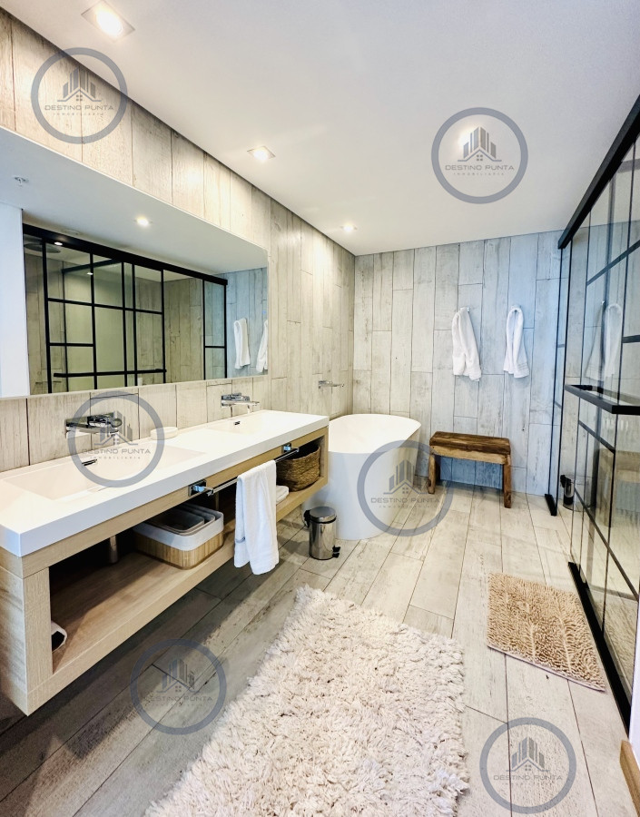 Apartamento ID.677 - Venta y alquiler de apartamento de tres dormitorios con tres suites moderno a estrenar, playa Brava