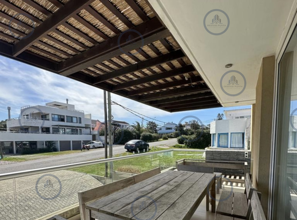 Apartamento en venta de 3 dormitorios con parrillero propio a pasos de la playa en la Barra — fotografía 4