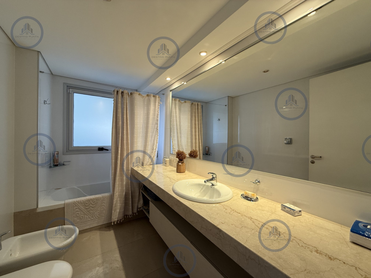 Apartamento ID.3030 - Venta de apartamento de 3 dormitorios sobre primera fila de Playa Brava, Punta del Este
