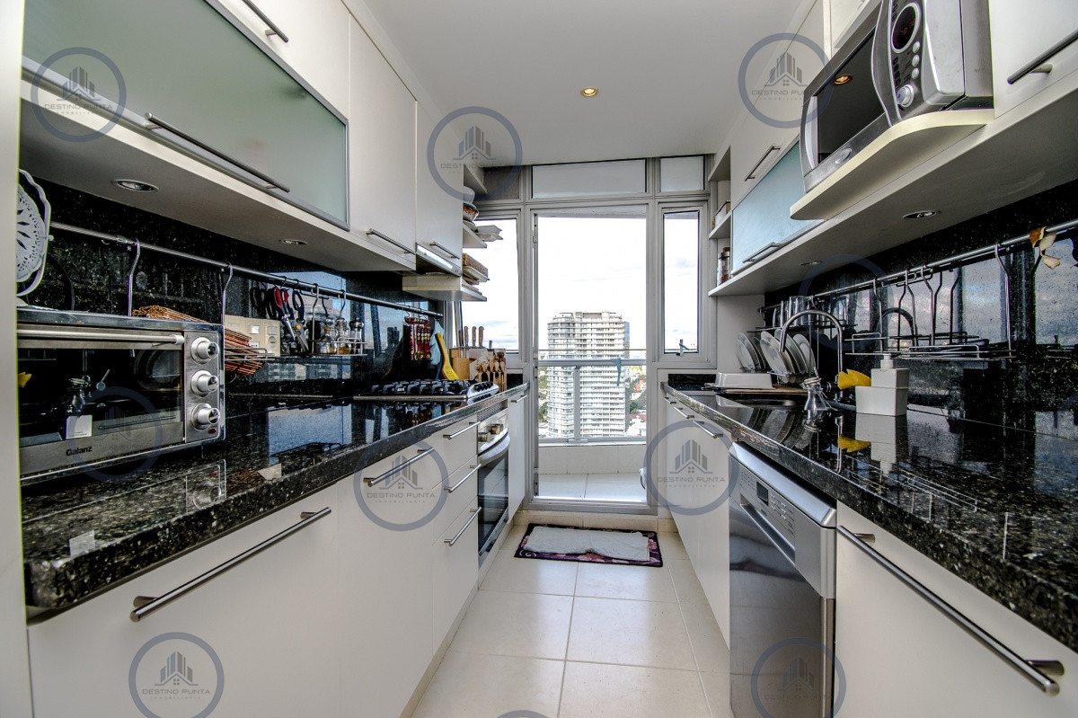 Apartamento ID.87 - Apartamento de 3 Dormitorios y Dependencia en Playa Mansa, Punta del Este