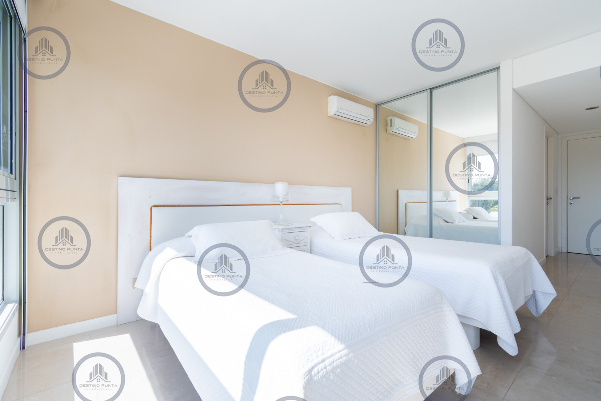 Apartamento ID.53 - Moderno Apartamento sobre playa Brava en torre Le Parc, cuenta con dos dormitorios más dependencia de servicio. Punta del Este