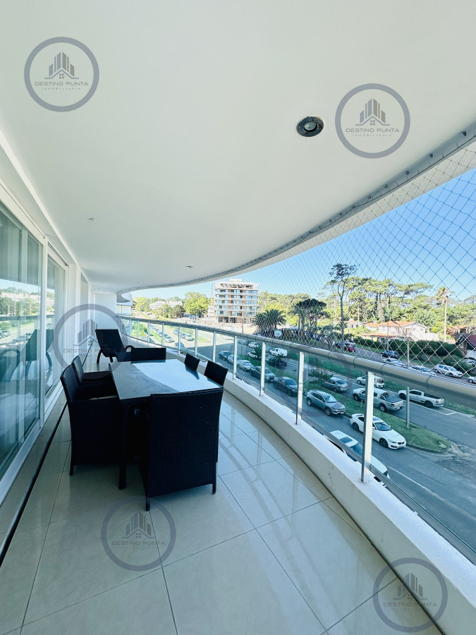 Apartamento ID.1708 - Alquiler temporario de gran apartamento de 4 dormitorios más dependencia en Playa Mansa