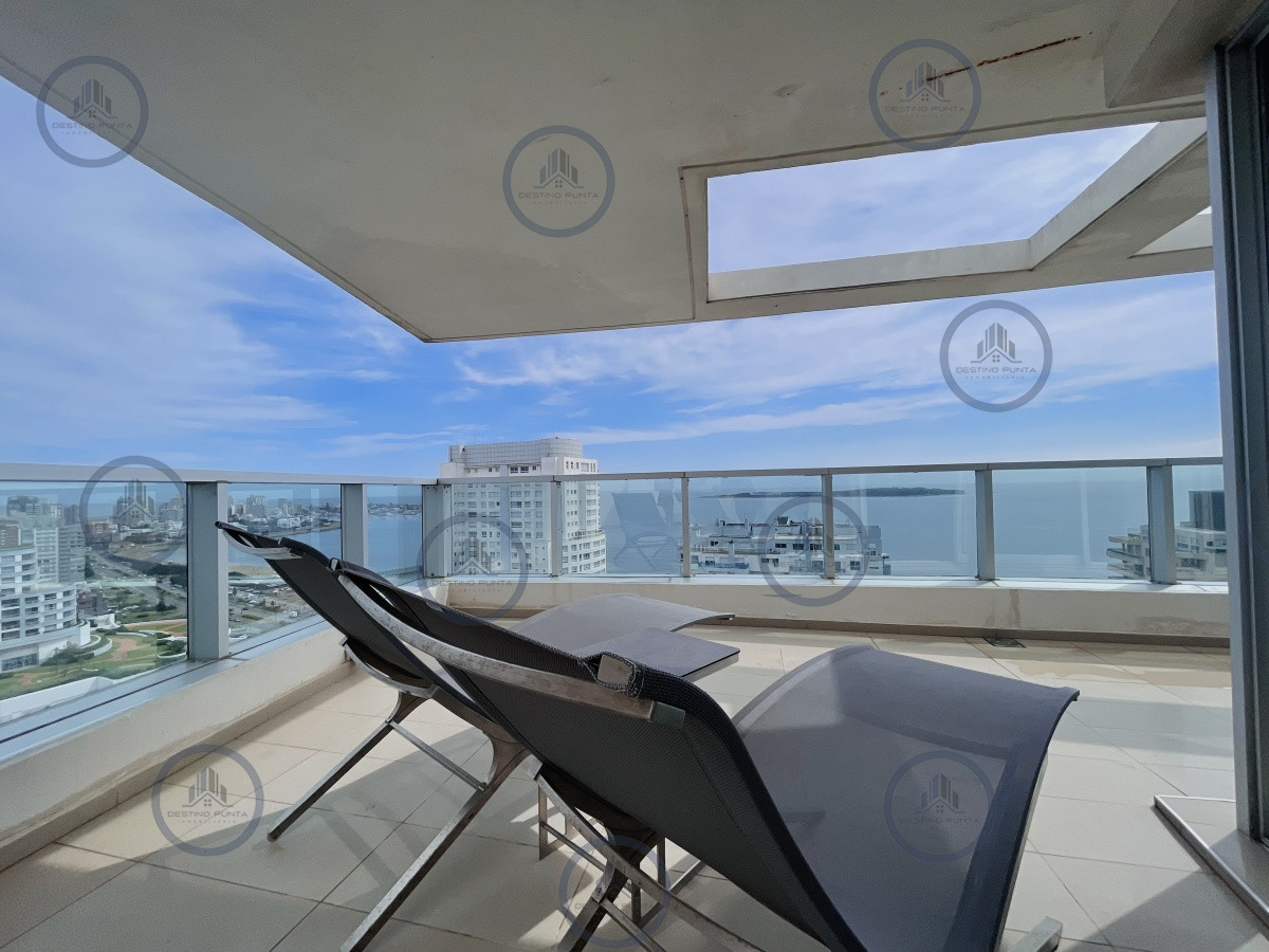 Apartamento ID.1226 - Venta de Excelente Penthouse de 2 Dormitorios y Parrillero con vistas a Playa Mansa, Punta del Este