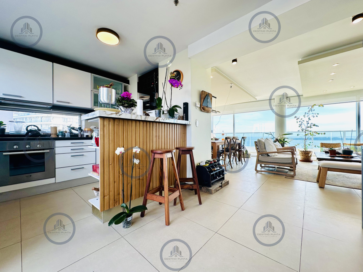 Apartamento ID.1226 - Venta de Excelente Penthouse de 2 Dormitorios y Parrillero con vistas a Playa Mansa, Punta del Este