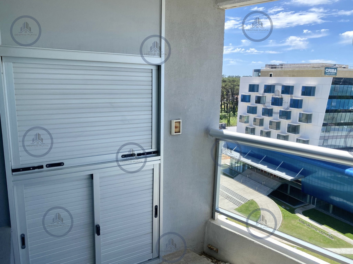 Apartamento ID.2307 - Venta Excelente Apartamento de 2 Dormitorios + Servicio en Brava con Vista al Mar