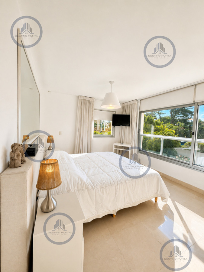 Apartamento ID.3030 - Venta de Apartamento de 3 Dormitorios sobre Primera Fila de Playa Brava, Punta del Este