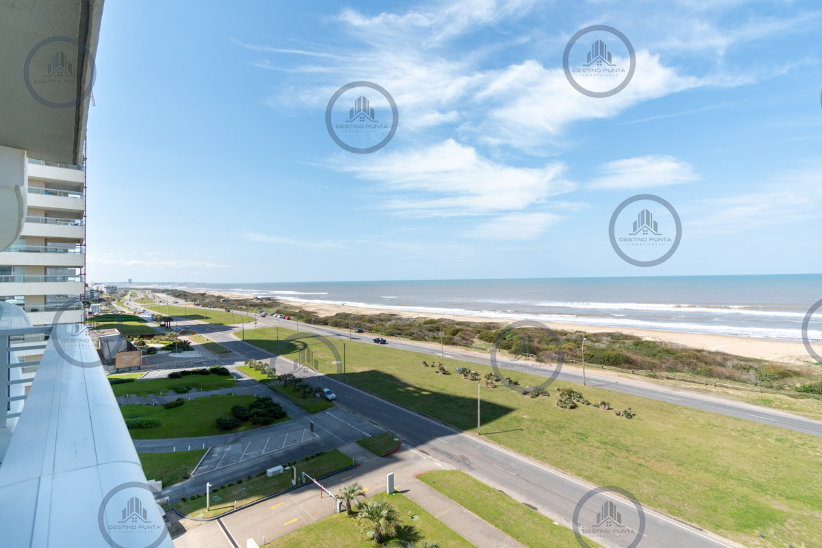 Apartamento ID.53 - Moderno Apartamento sobre playa Brava en torre Le Parc, cuenta con dos dormitorios más dependencia de servicio. Punta del Este