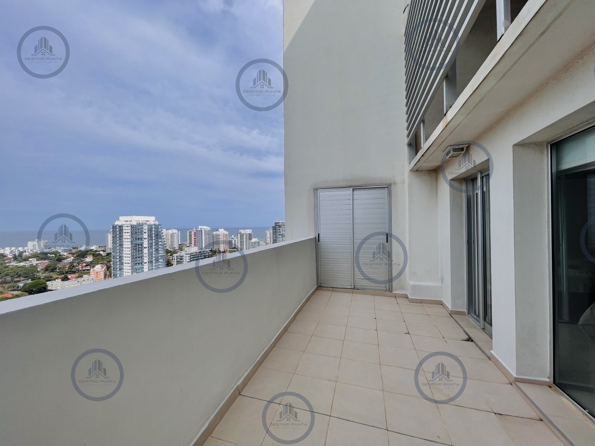 Apartamento ID.1226 - Venta de Excelente Penthouse de 2 Dormitorios y Parrillero con vistas a Playa Mansa, Punta del Este