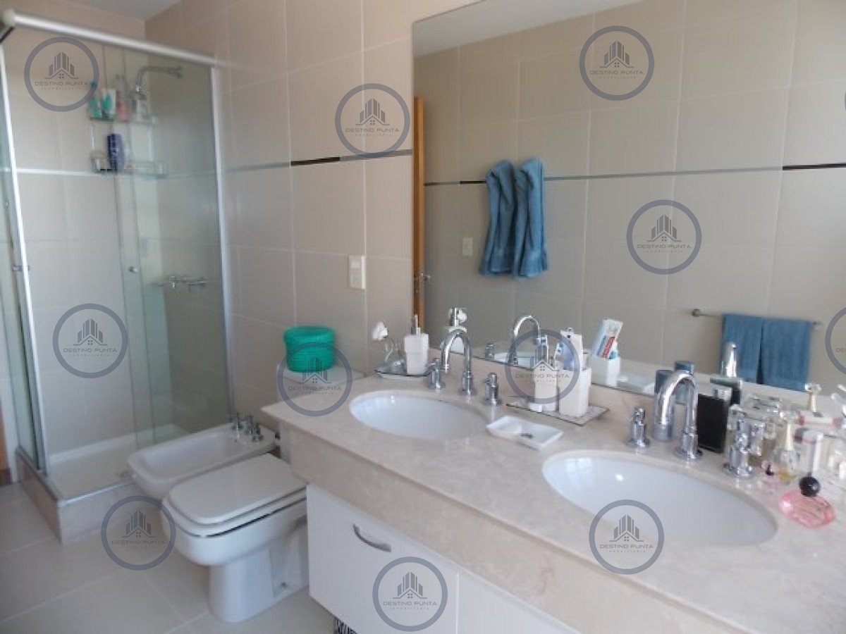 Apartamento ID.86 - Venta  de apartamento esquinero de tres dormitorios en Playa Mansa