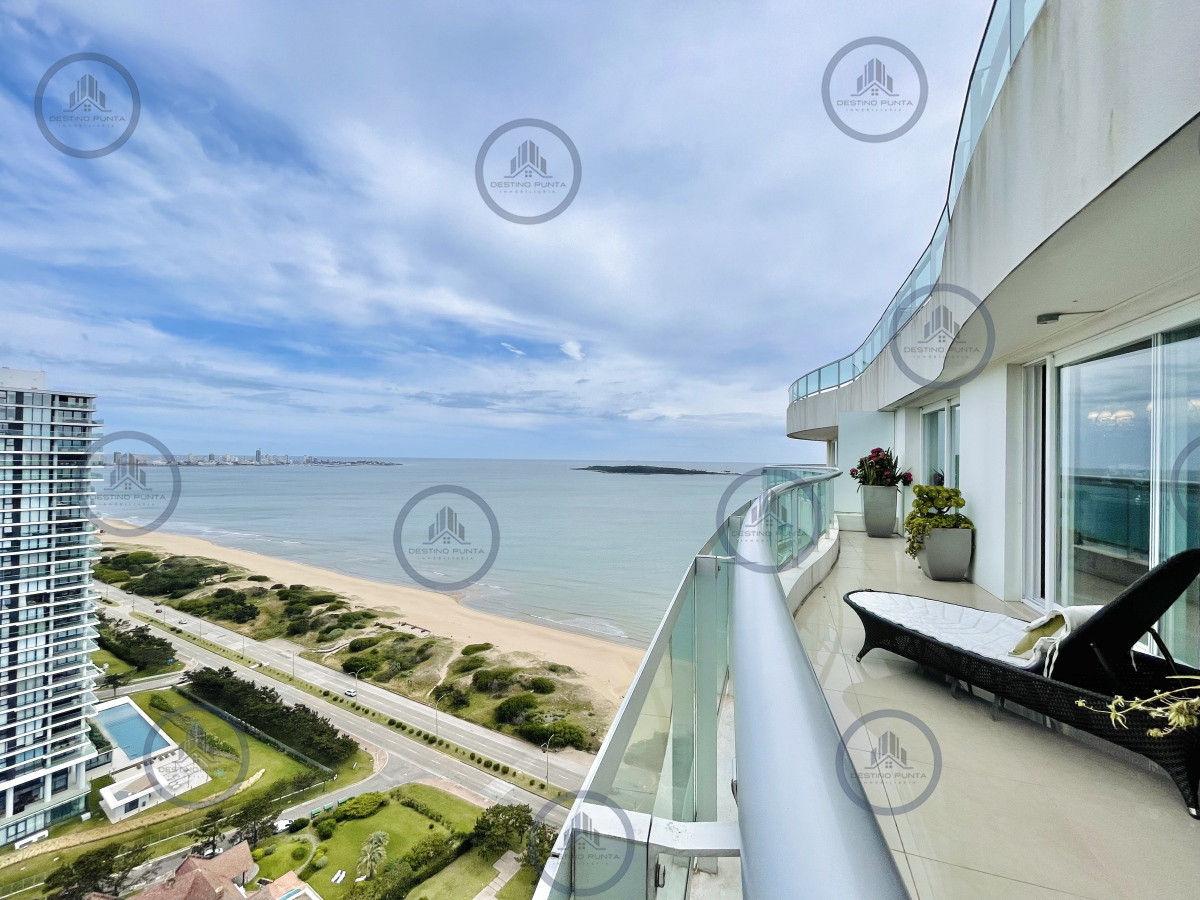 Apartamento ID.2300 - Lujoso Penthouse de 4 Dormitorios con Vista al Mar sobre Playa Mansa, Punta del Este