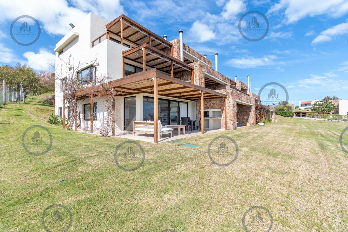 Apartamento ID.9 - Alquier temporario de amplio departamento de tres dormitorios con jardín, Punta Ballena