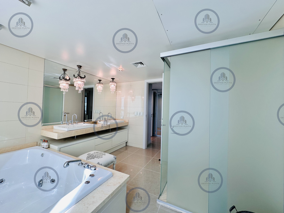 Apartamento ID.2300 - Lujoso Penthouse de 4 Dormitorios con Vista al Mar sobre Playa Mansa, Punta del Este