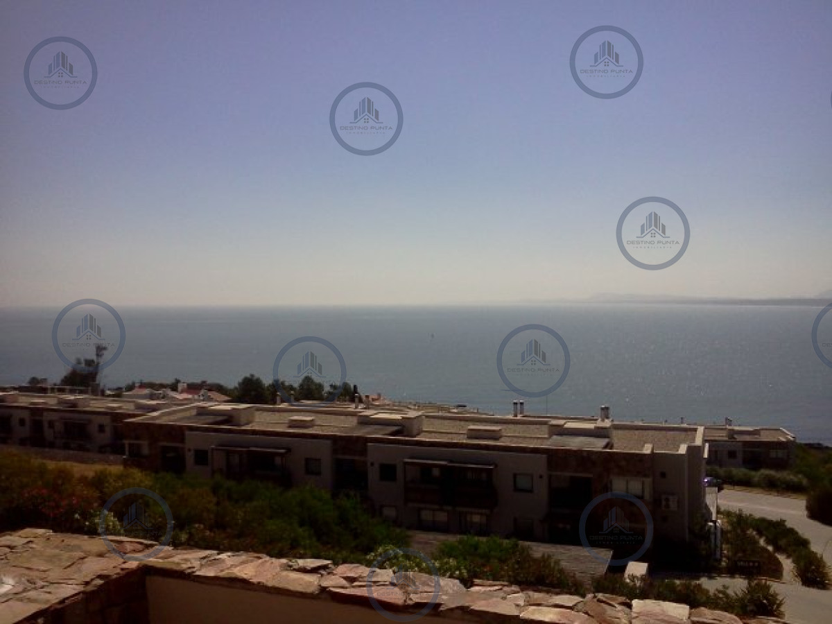 Apartamento ID.582 - Venta de apartamento amplio de dormitorio y medio con terraza y parrillero de uso exclusivo en Punta Ballena