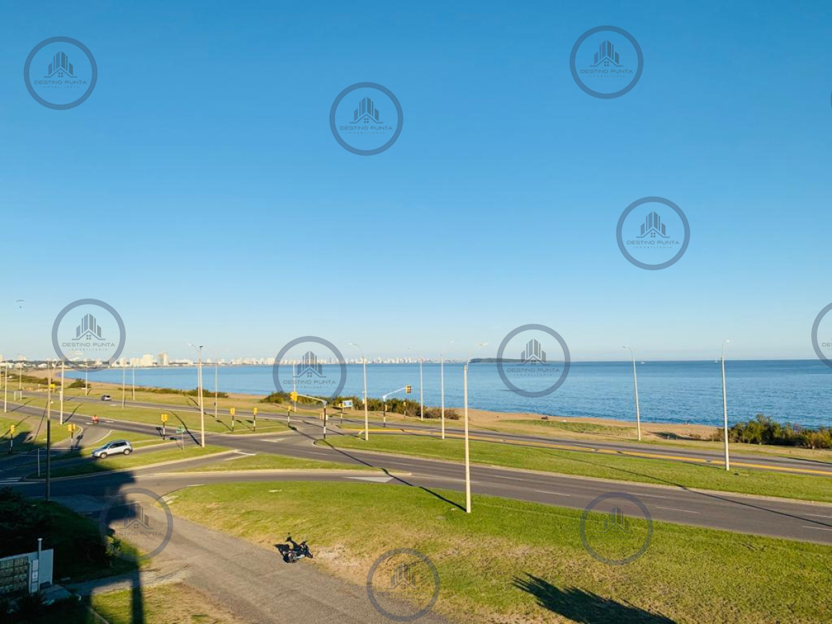 Moderno Penthouse a Estrenar de 3 Dormitorios frente a Playa Mansa - Venta — fotografía 1