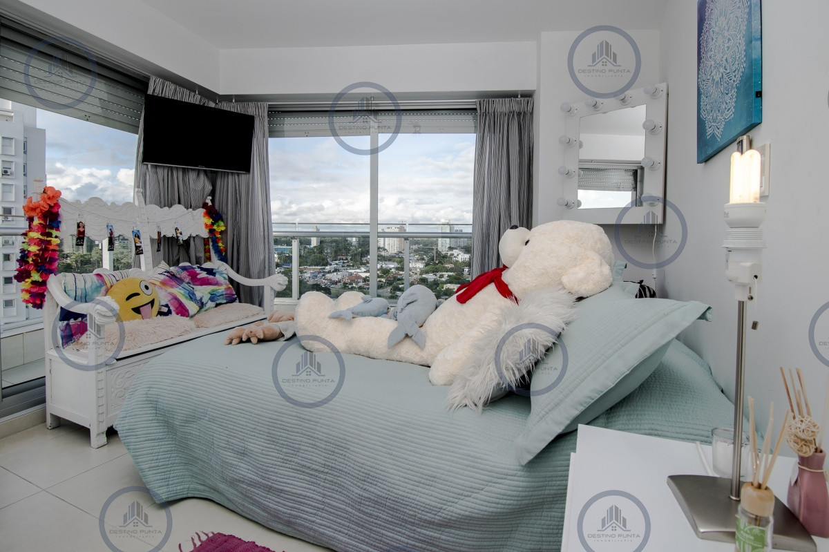 Apartamento ID.87 - Apartamento de 3 Dormitorios y Dependencia en Playa Mansa, Punta del Este