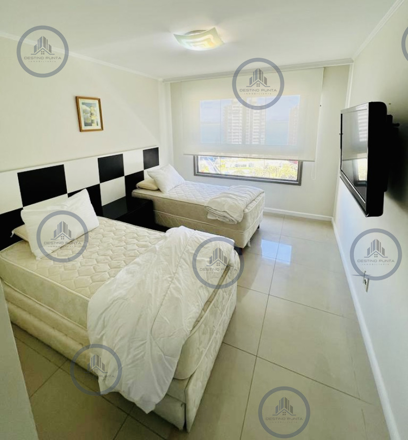 Apartamento ID.994 - Alquiler temporario de apartamento de tres dormitorios en torre de categoría sobre Playa Brava, Punta del Este