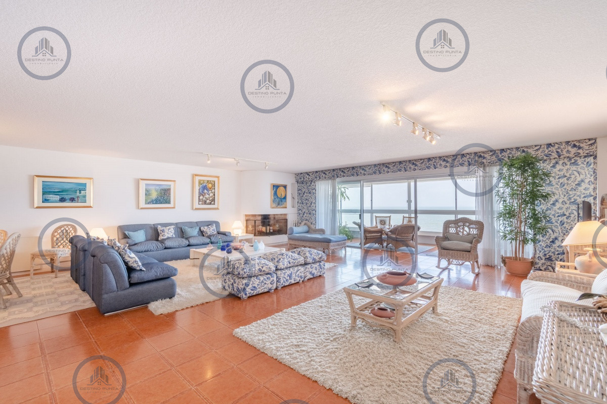 Apartamento ID.71 - Excelente Apartamento de 3 Dormitorios y Dependencia de Servicio Frente al Mar - Playa Brava