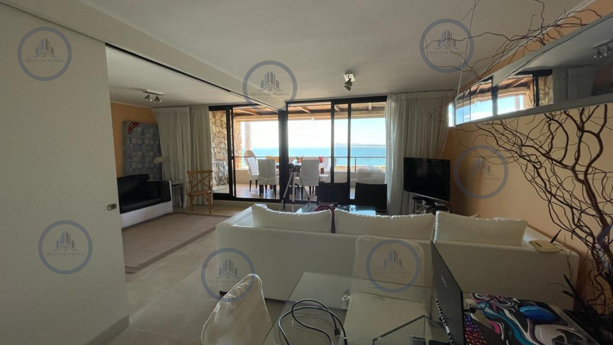 Apartamento ID.582 - Venta de apartamento amplio de dormitorio y medio con terraza y parrillero de uso exclusivo en Punta Ballena
