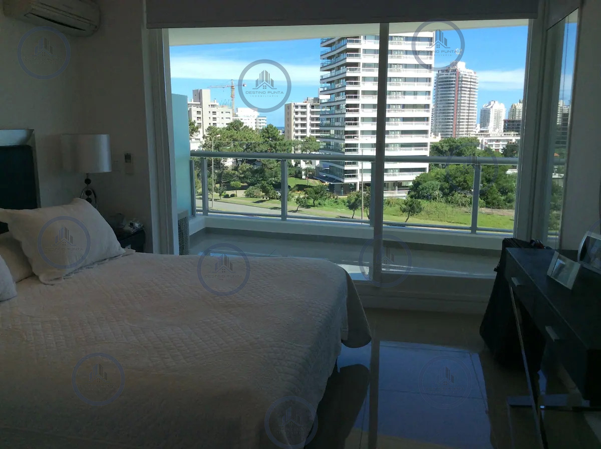 Apartamento ID.218 - Venta y alquiler de moderno departamento de tres dormitorios más dependencia a pasos de Playa Brava