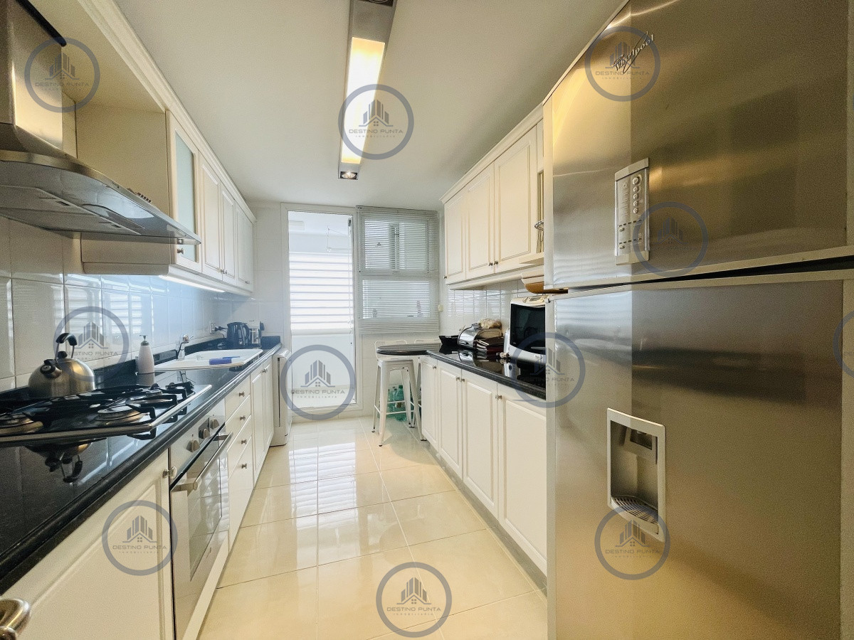 Apartamento ID.1059 - Venta de Excelente apartamento en alquiler temporario de tres dormitorios más dependencia de servicio, Playa Mansa, Punta del Este