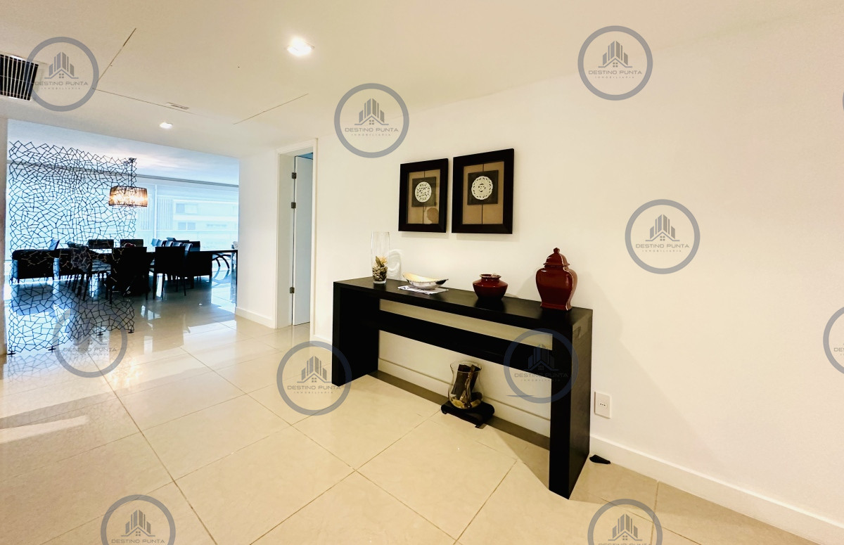 Apartamento ID.1708 - Alquiler temporario de gran apartamento de 4 dormitorios más dependencia en Playa Mansa