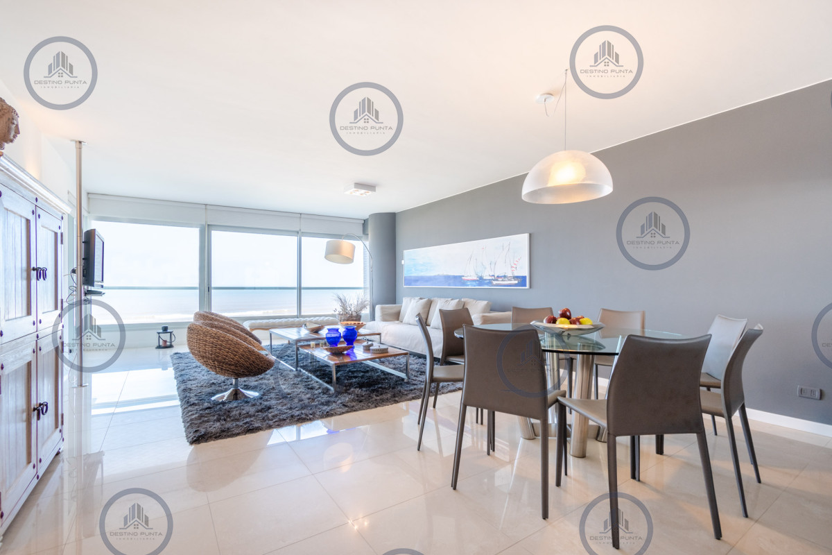 Apartamento ID.53 - Moderno Apartamento sobre playa Brava en torre Le Parc, cuenta con dos dormitorios más dependencia de servicio. Punta del Este