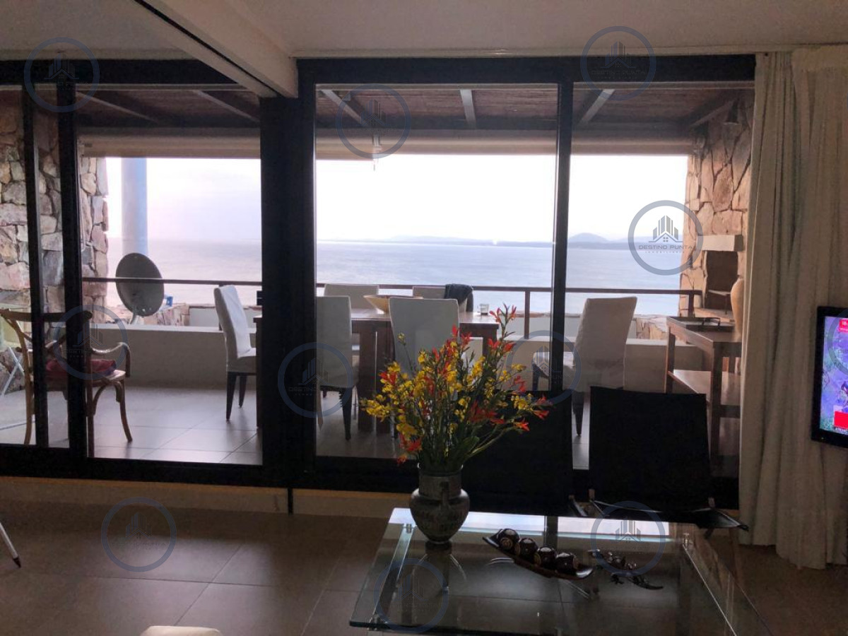 Apartamento ID.582 - Venta de apartamento amplio de dormitorio y medio con terraza y parrillero de uso exclusivo en Punta Ballena