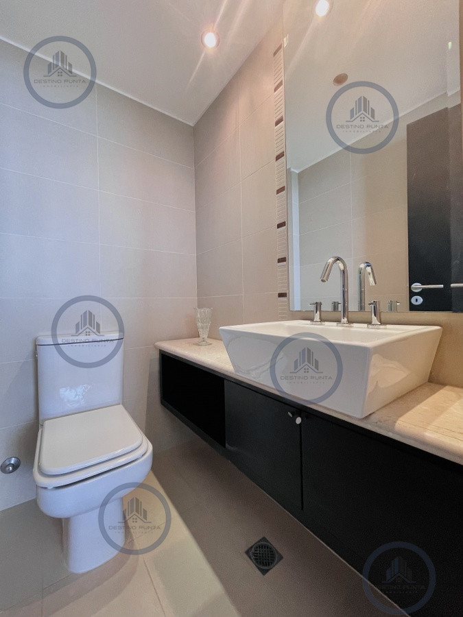 Apartamento ID.1226 - Venta de Excelente Penthouse de 2 Dormitorios y Parrillero con vistas a Playa Mansa, Punta del Este