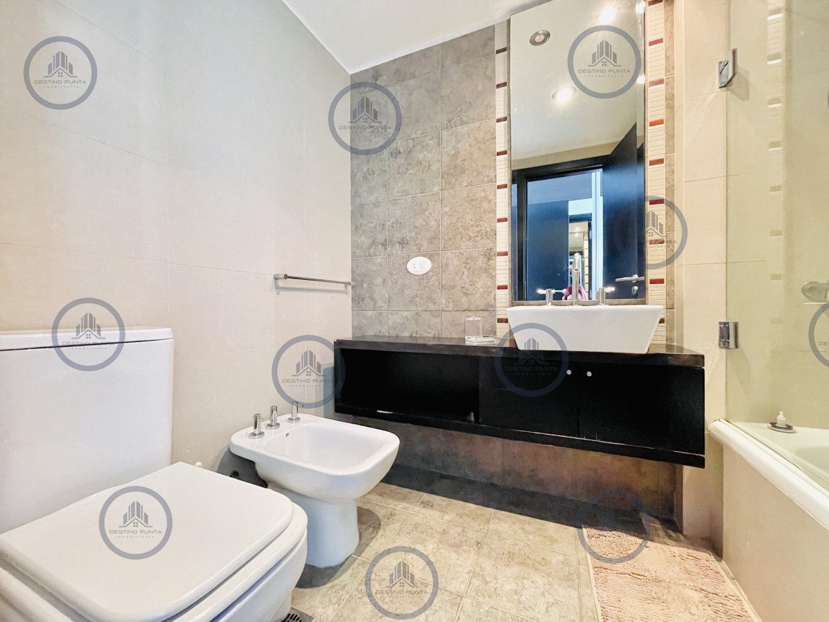Apartamento ID.1660 - Apartamento de 2 Dormitorios, Vista al Mar y Parrillero en Playa Mansa, Venta