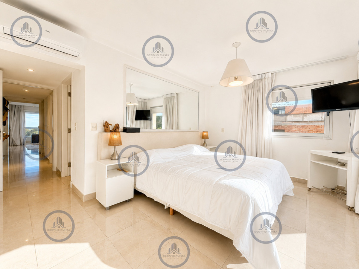 Apartamento ID.3030 - Venta de Apartamento de 3 Dormitorios sobre Primera Fila de Playa Brava, Punta del Este