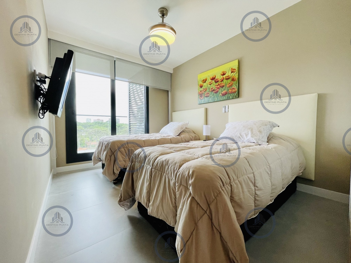 Apartamento ID.1122 - Venta y Alquiler Anual Moderno Apartamento de 2 Dormitorios en Torre Venetian sobre Playa Mansa