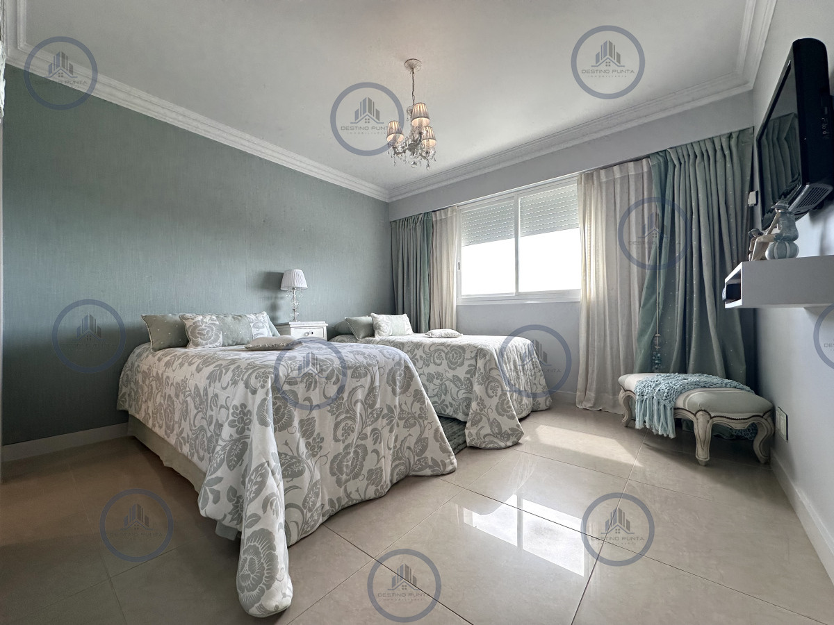 Apartamento ID.2300 - Lujoso Penthouse de 4 Dormitorios con Vista al Mar sobre Playa Mansa, Punta del Este