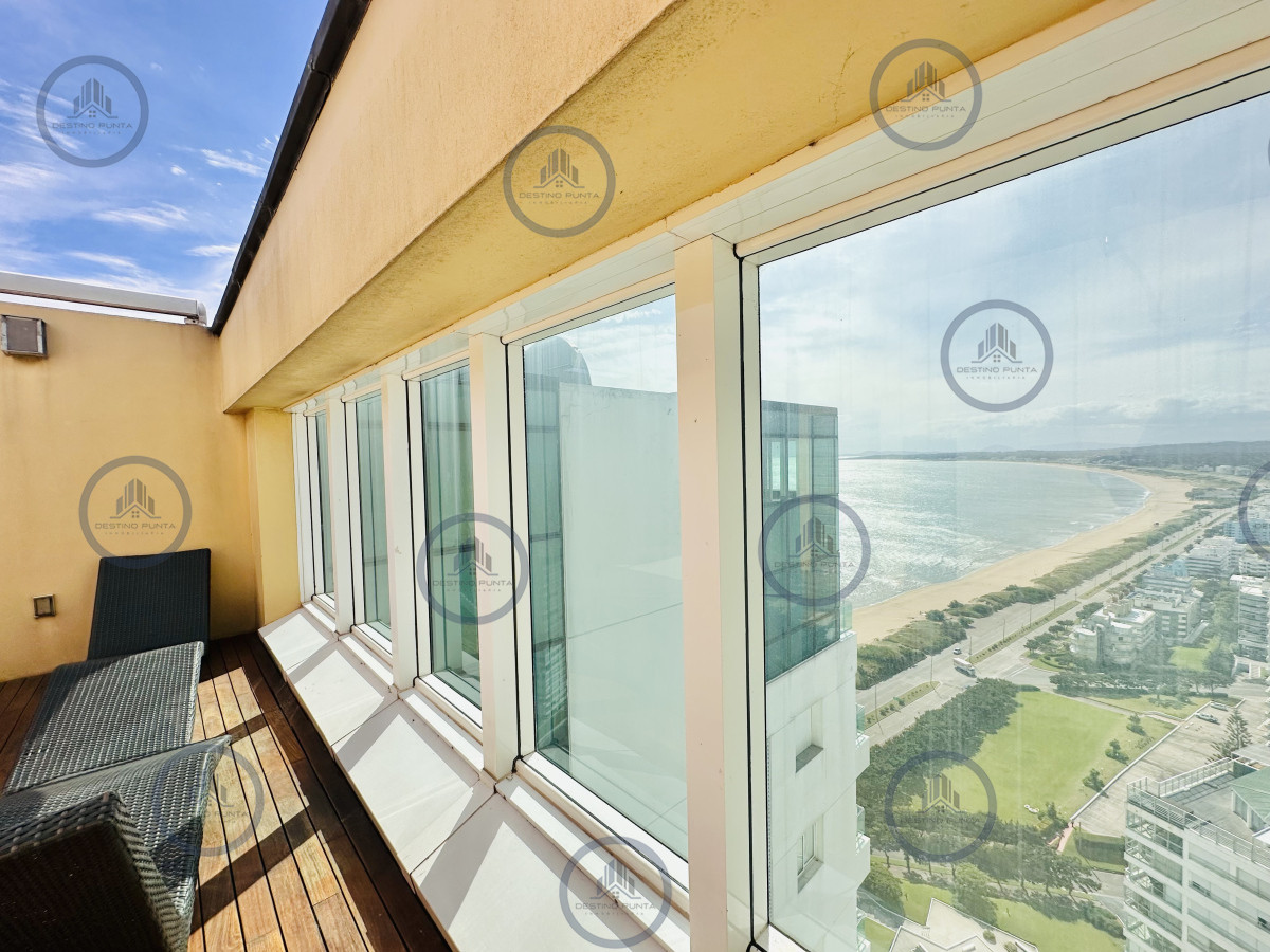 Apartamento ID.2300 - Lujoso Penthouse de 4 Dormitorios con Vista al Mar sobre Playa Mansa, Punta del Este