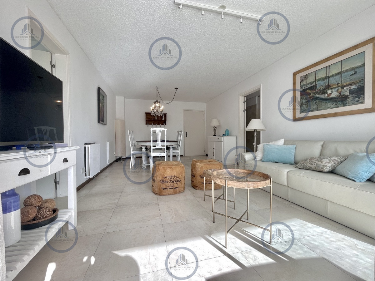 Apartamento ID.968 - Apartamento de 2 Dormitorios en Torre con Servicios - Playa Brava, Punta del Este