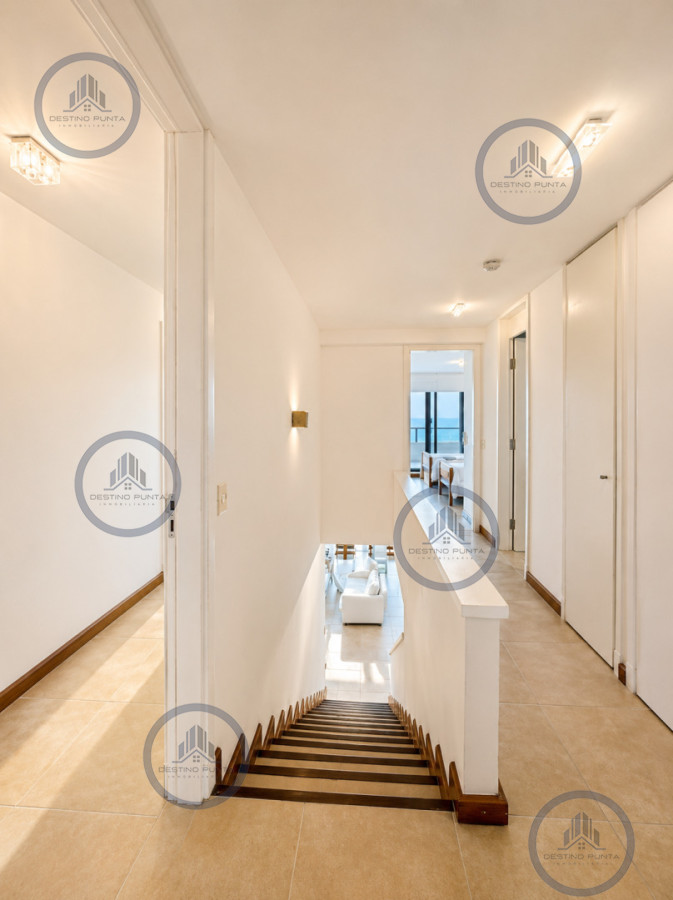 Apartamento ID.2462 - Excelente y amplio departamento duplex en venta de 3 dormitorios mas dependencia con parrillero, Punta Ballena