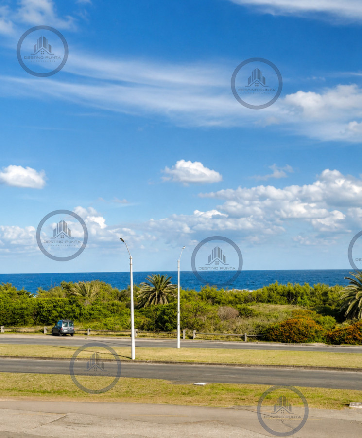 Apartamento ID.3030 - Venta de Apartamento de 3 Dormitorios sobre Primera Fila de Playa Brava, Punta del Este